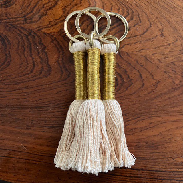 Luna -Leena Keychain Long Tassel Gold - Bag Charm - Organisch katoen en dunne gouddraad - Handgemaakt in Nepal - Bag Hanger