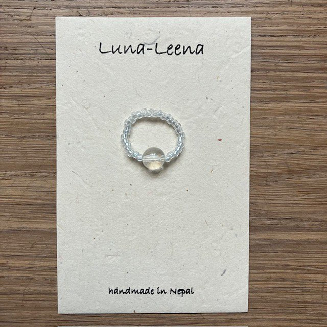 Luna -Leena ring gerecycled transparant - een maat stretch - handgemaakt van een bestaande kettingen van Nepal