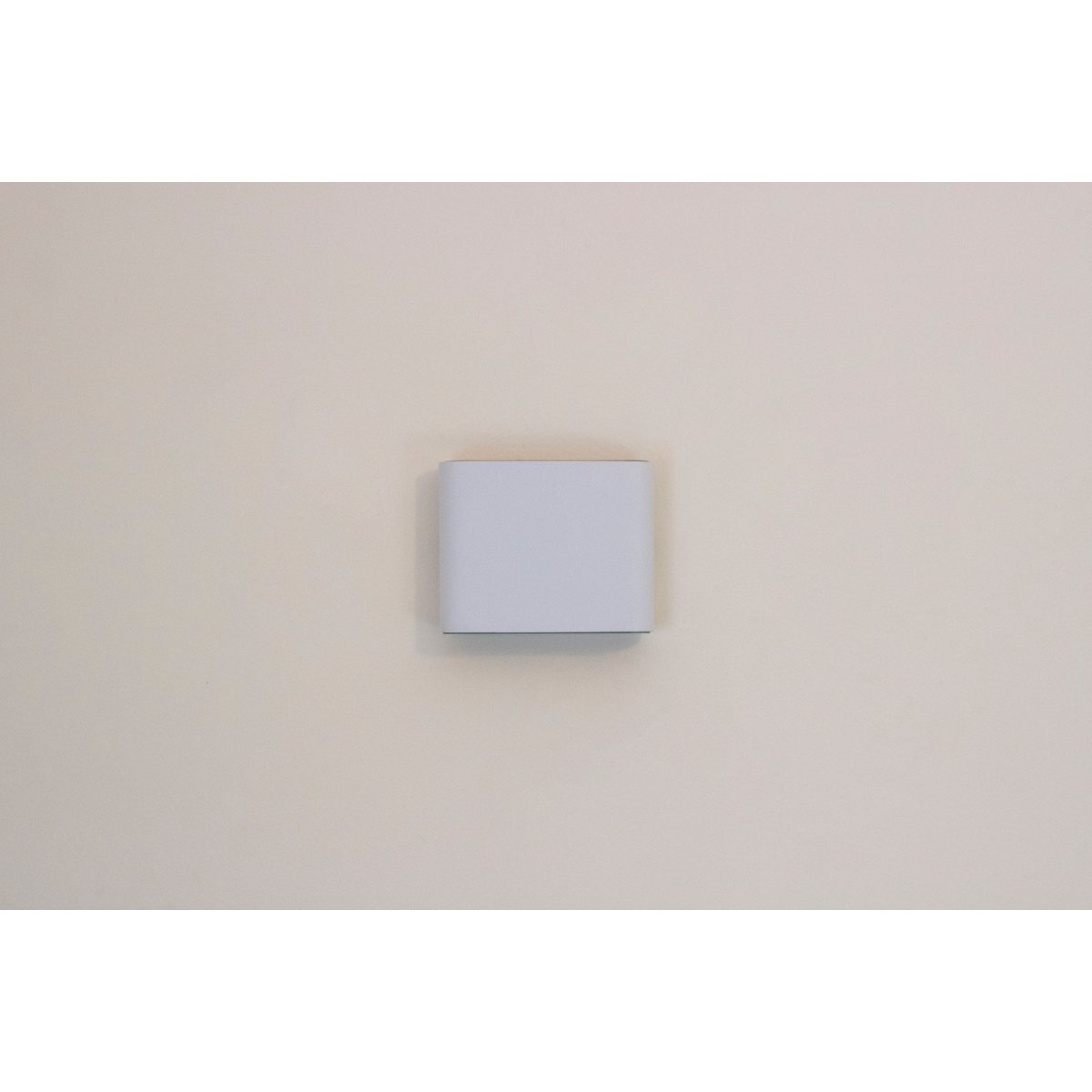 Noteloze wandlicht "kubus" magnetisch, ca. 10 x 10 cm, gemaakt van wit metaal, met bewegingssensor