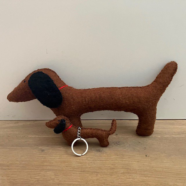 Luna -Leena Large Dachshund 'Luna' - Brown - 100% wol vilt - handgemaakt in Nepal