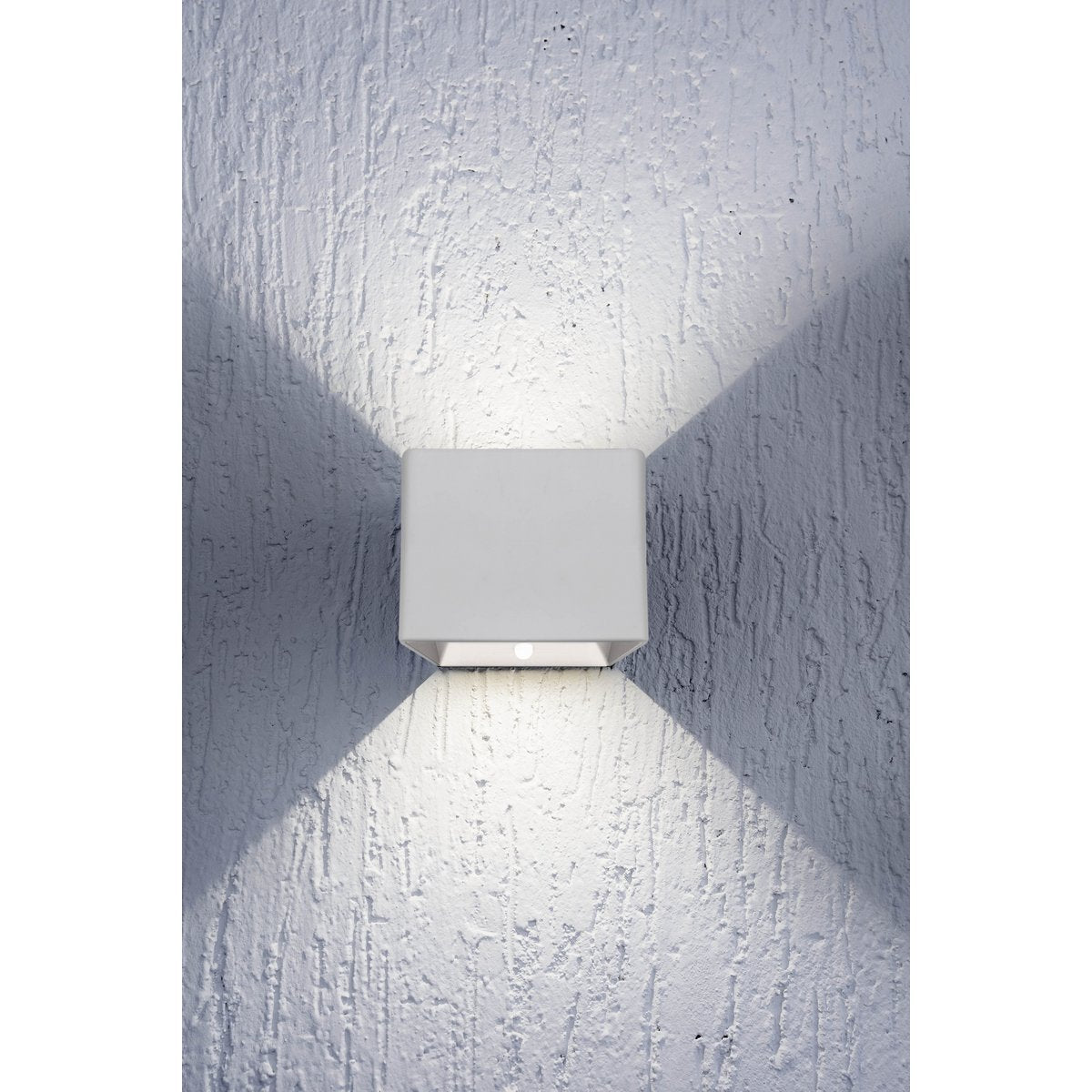 Noteloze wandlicht "kubus" magnetisch, ca. 10 x 10 cm, gemaakt van wit metaal, met bewegingssensor