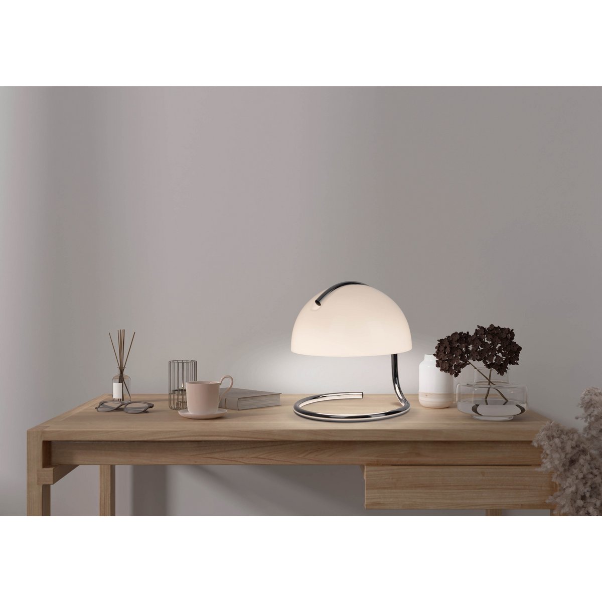 Tafellamp "Burano" wit, ca. 25 cm hoog, Ø 23,5 cm, gemaakt van chroom -gekleurd metaal en zwart glas, E27.