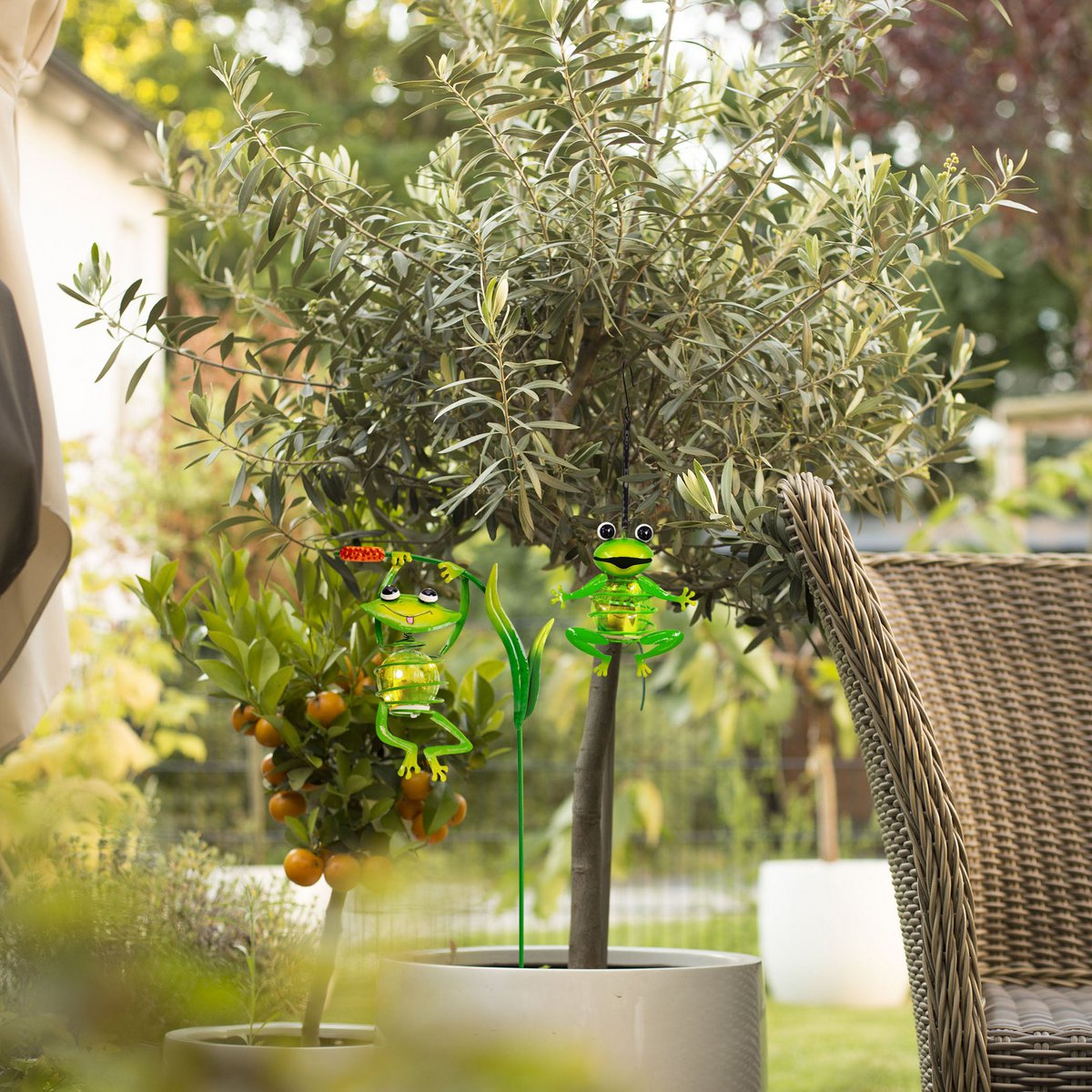 2 Set Solar-Deco Hanglight "Frosch" ca. 20 en 66 cm hoog, gemaakt van geschilderd. Dawn Sensor;