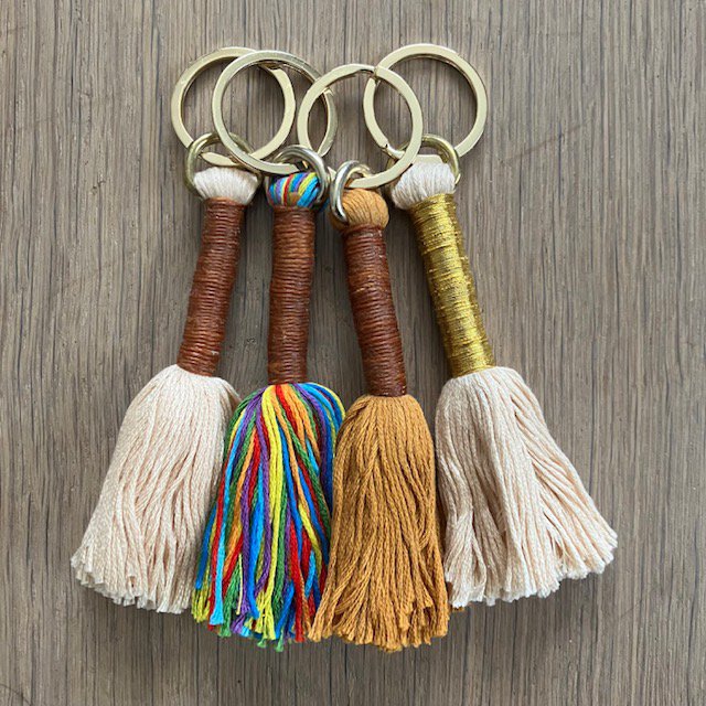 Luna -Leena Keychain Long Tassel Brown - Bag Charm - Organisch katoen en dun leer - handgemaakt in Nepal - zakhanger