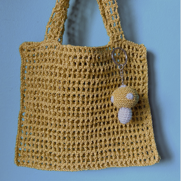 Luna -Leena Mushroom Keychain - Bag Charme - Geel goud - Lurex & Organic Cotton - Hand Crochet in Nepal