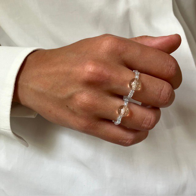 Luna -Leena ring gerecycled transparant - een maat stretch - handgemaakt van een bestaande kettingen van Nepal