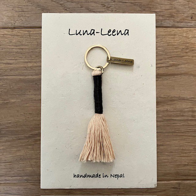 Luna -Leena Keychain Lange Tassel Black - Bag Charm - Organisch katoen en dun leer - handgemaakt in Nepal - Bag Hanger