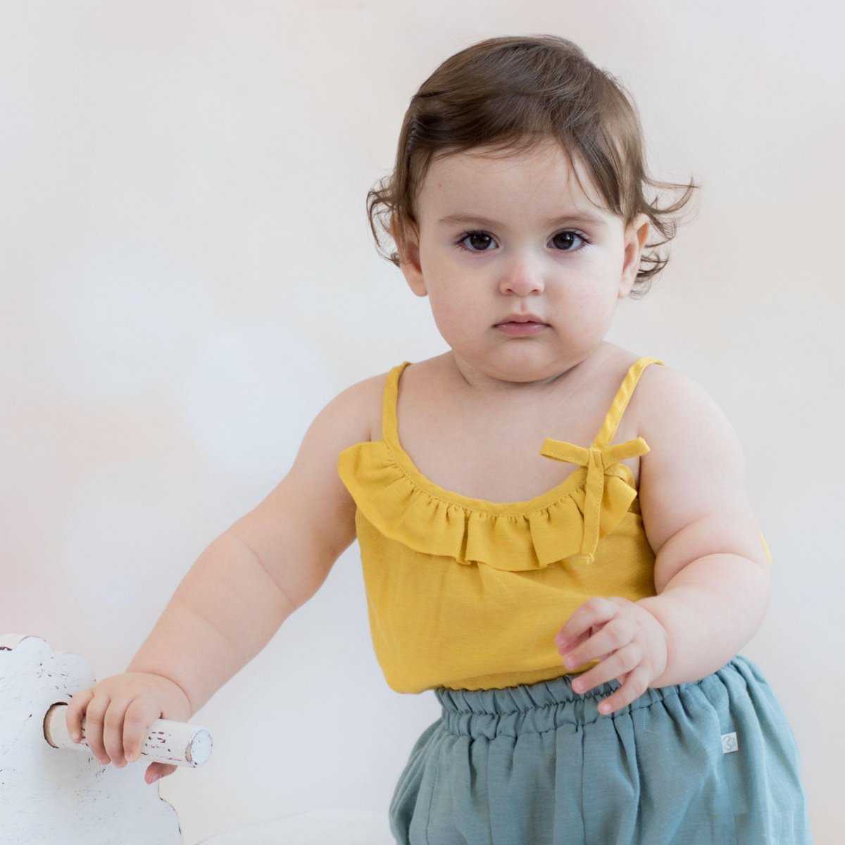 OrganicEra biologische hennep babybody met ruches, mosterd
