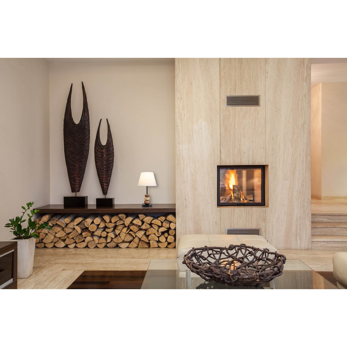 Tafellamp "Elina", ca. 50 cm hoog, gemaakt van metaal in zwart/bruin, tekstbladen in wit, E27