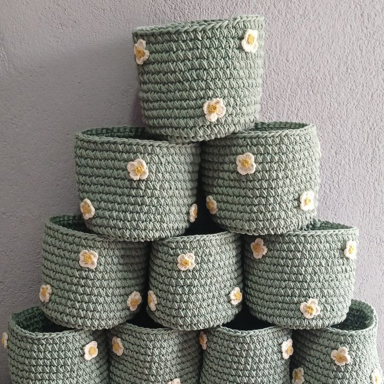 Luna -Leena Basket Sea Green met organische bloemen - H13x12øcm - Dikke katoen - Handhaak in Nepal