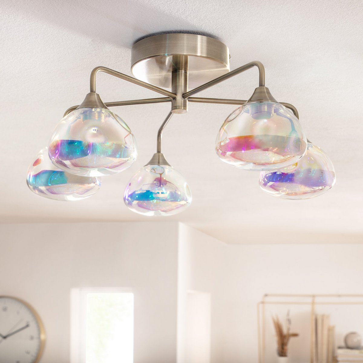 LED-plafondlamp 5-flame "varna", plafondlamp gemaakt van messing gekleurd metaal en irisglas, met stevig geïnstalleerde LED's, 50 cm diameter, stijlvolle verlichting voor woonkamer, eetkamer of gang