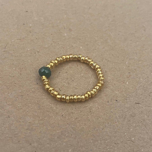Luna -Leena -ring volwassen gerecycled groen - gefacetteerde kraal - een size stretch - handgemaakt uit een bestaande kettingen van Nepal