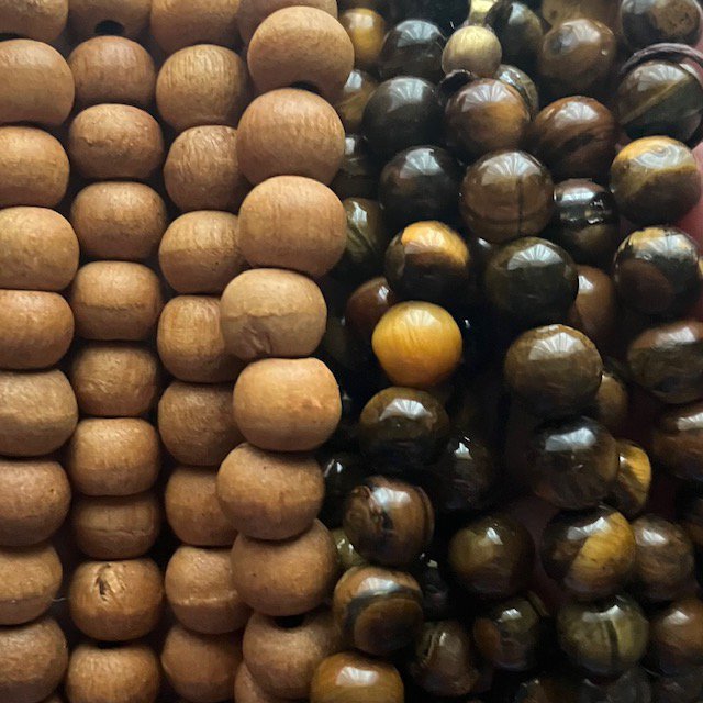 Luna-Leena telefoonsnoer hout + naturel -houten kralen en tijgeroogkralen - L140cm - handgemaakt in Nepal