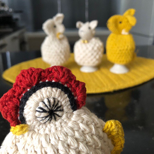 Luna -Leena 2x Egg Warmer Chicken - Organic Cotton - Hand Haak in Nepal