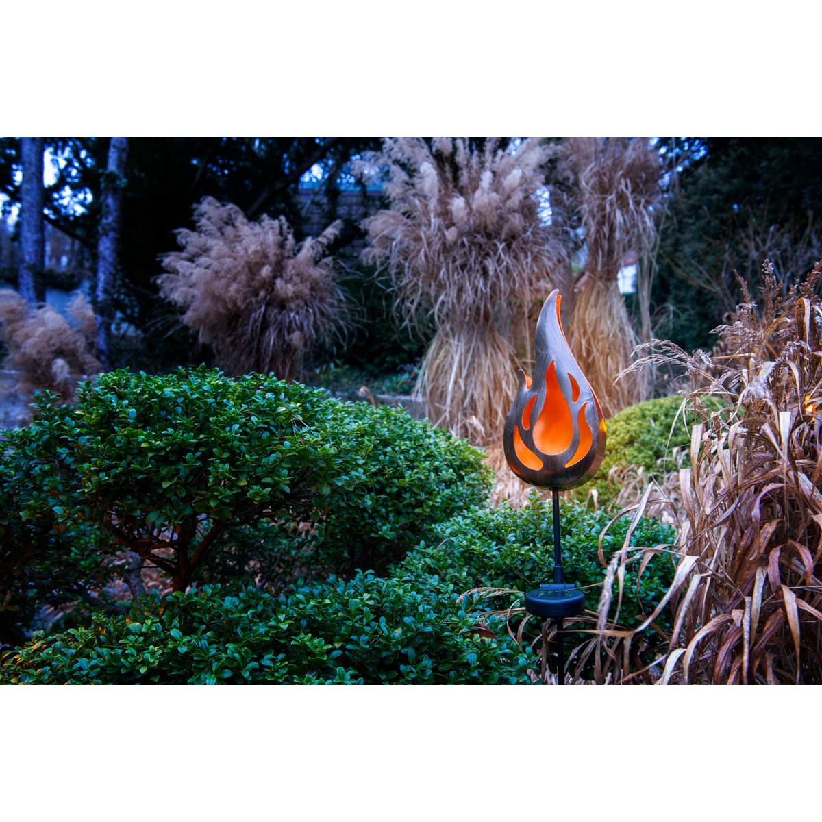 Led Solar Earth Skeer "Flame" aan de buitenkant van de grond Skeer gemaakt van bronzen gekleurd metaal en plastic, met geïntegreerde LED