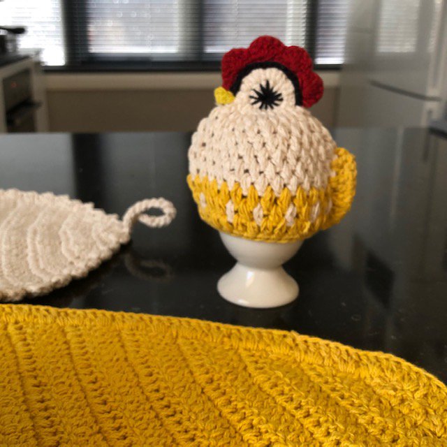 Luna -Leena 2x Egg Warmer Chicken - Organic Cotton - Hand Haak in Nepal