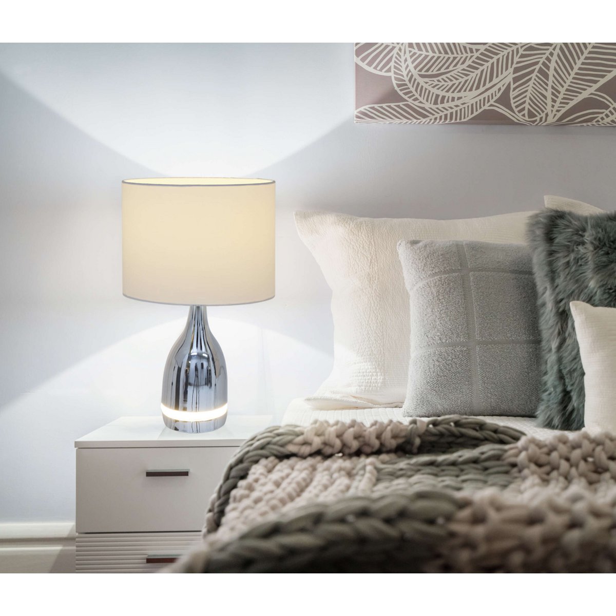 De "Cosima" LED -tafellamp is 43,5 cm hoog, paraplu Ø 25 cm, gemaakt van metaal, plastic, textielmateriaal in de kleuren chroom en wit. Beide geïntegreerde LED's in de Light Foot en E14 -versie