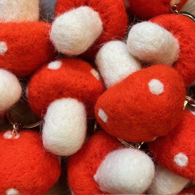 Luna -Leena Keychain Mushroom - Bag Charme - Oranje - Wool Filt - Handgemaakt in Nepal