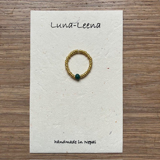 Luna -Leena -ring volwassen gerecycled groen - gefacetteerde kraal - een size stretch - handgemaakt uit een bestaande kettingen van Nepal