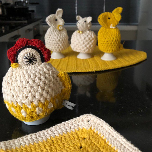Luna -Leena 2x Egg Warmer Chicken - Organic Cotton - Hand Haak in Nepal