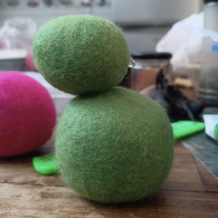 Luna -Leena Easter Bunny Standing - Green - Wool Filt - Handmade in Nepal