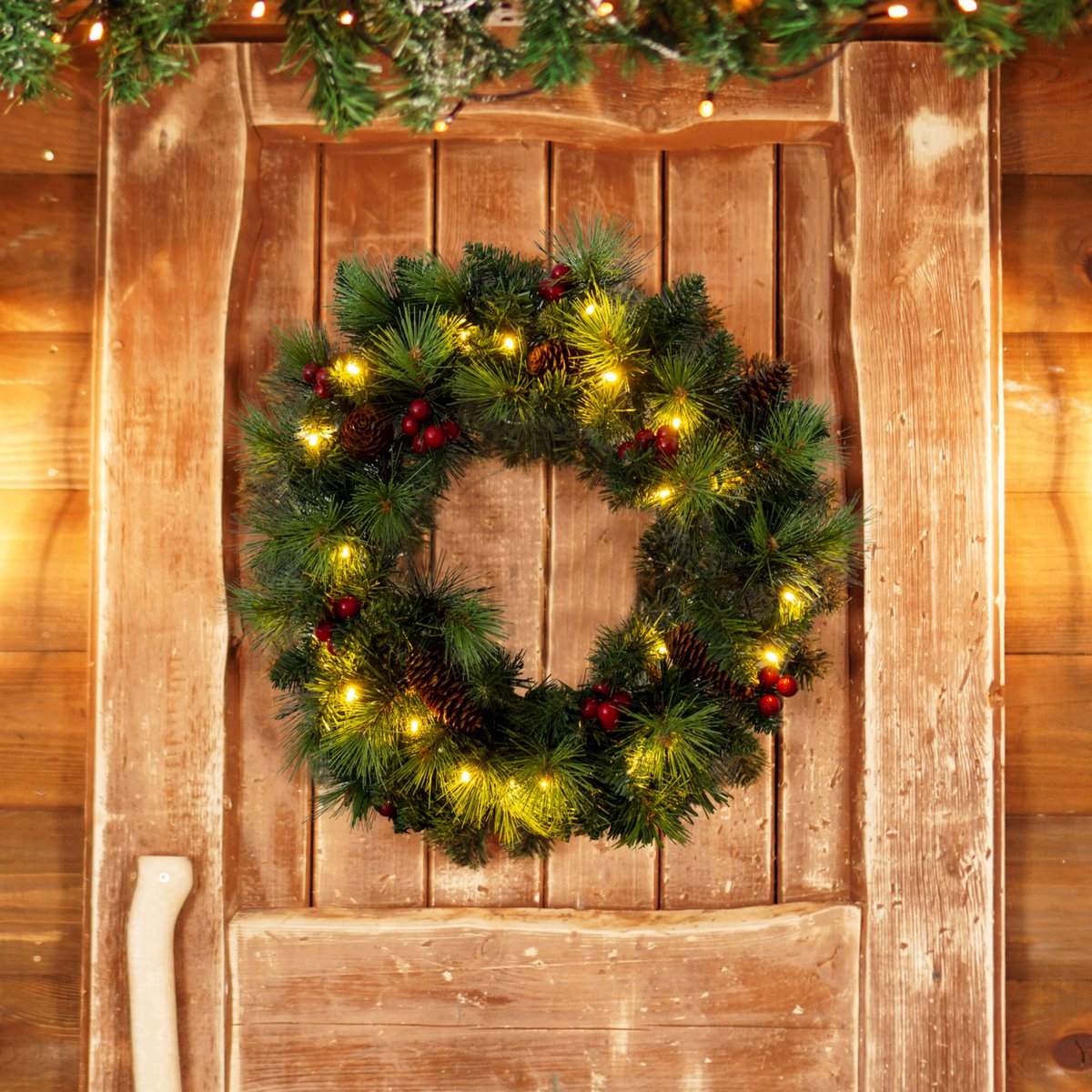 LED Kerstkrans "Noel" Outdoor Decoratie gemaakt van metaal en plastic in groen en goud, met stevig geïnstalleerde LED's