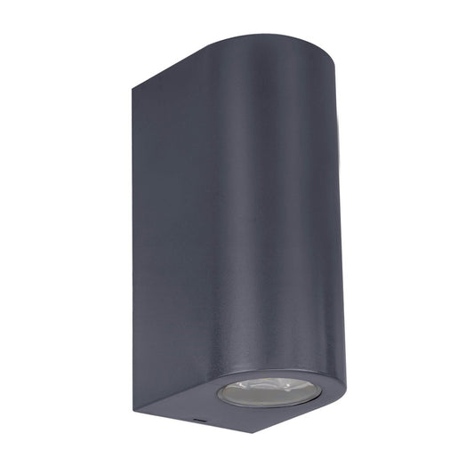 Buiten wandlamp "Alecto" meet 6,8 x 8,8 cm en is 15,5 cm hoog. Het bestaat uit een hoogwaardig plastic met een enigszins gestructureerd oppervlak dat eruit ziet als geschilderd. Tijdloos zwart maakt de lamp universeel bruikbaar.
